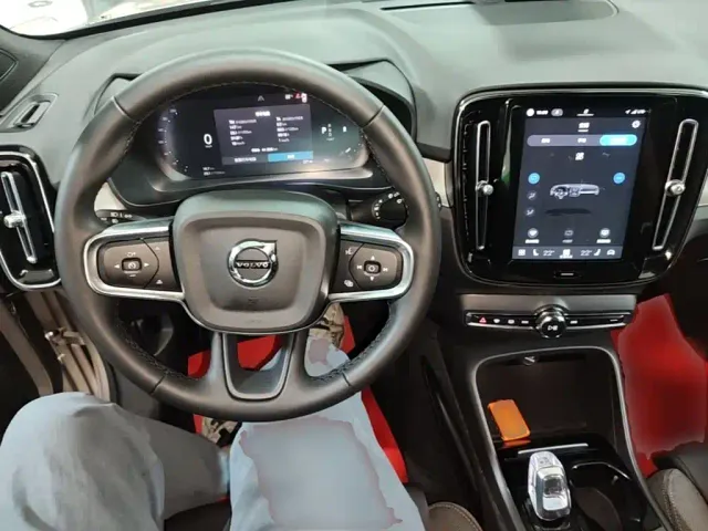 Volvo XC40 — Фото автомобиля 9