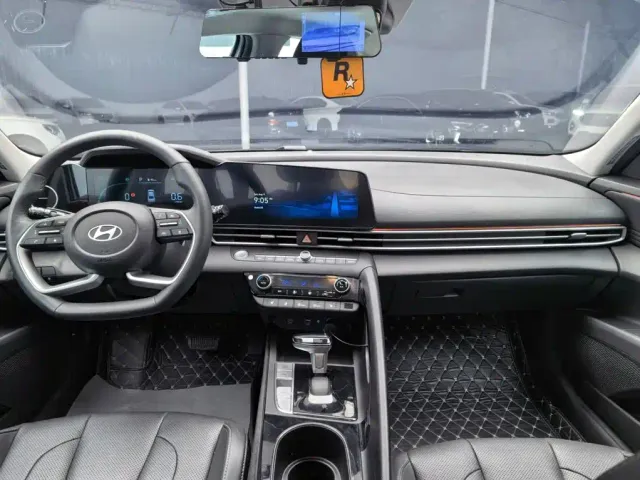 Hyundai Elantra — Фото автомобиля 12