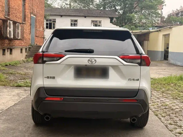Toyota RAV4 — Фото автомобиля 10