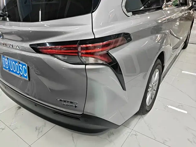 Toyota Sienna — Фото автомобиля 7