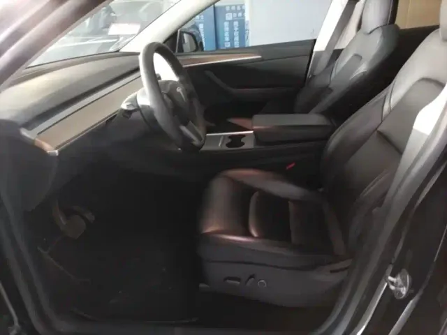 Tesla Model Y — Фото автомобиля 14