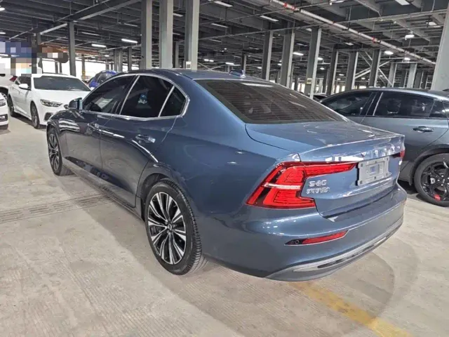 Volvo S60 — Фото автомобиля 4