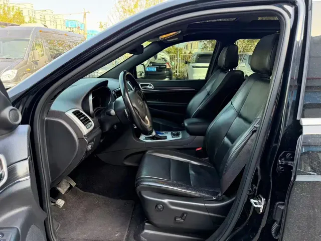 Jeep Grand Cherokee — Фото автомобиля 9
