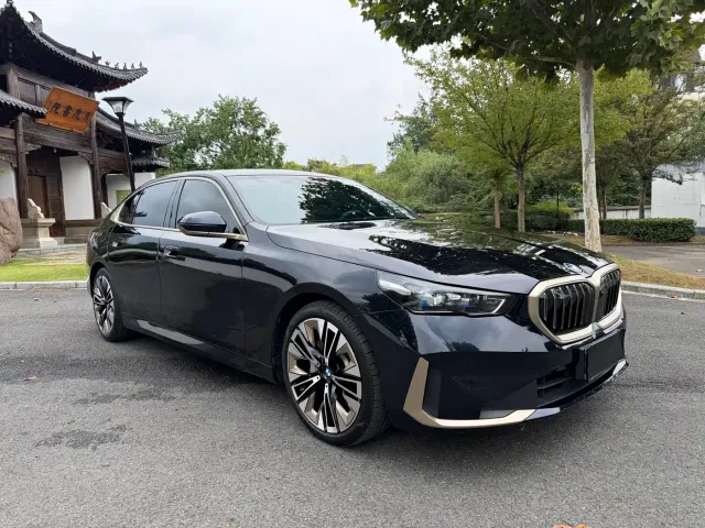 BMW 5 Series — Фото автомобиля 3