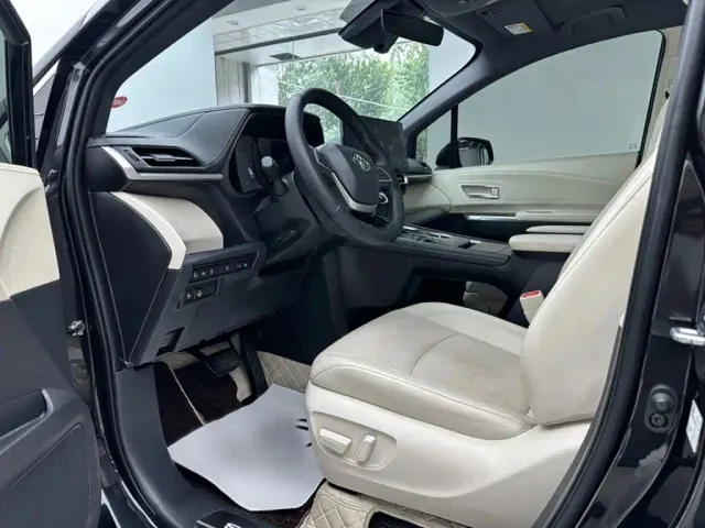 Toyota Sienna — Фото автомобиля 16