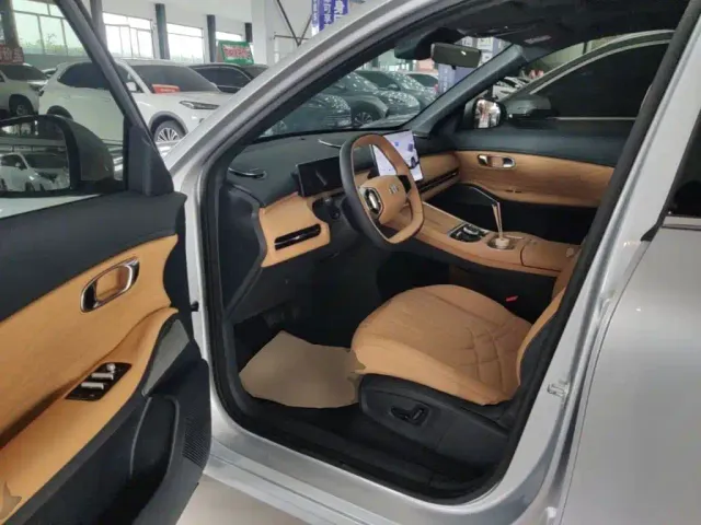 Geely Galaxy Starship 7 EM-i — Фото автомобиля 15