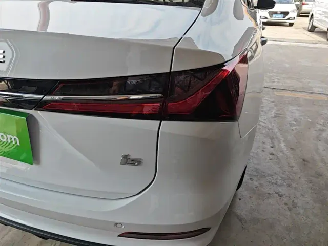 Roewe i5 — Фото автомобиля 7