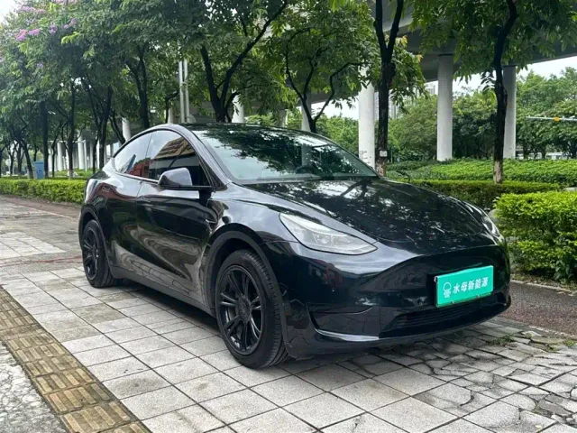 Tesla Model Y — Фото автомобиля 11