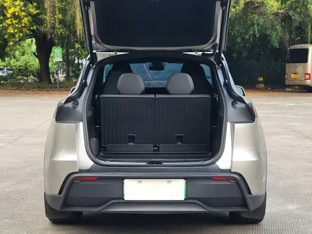 Tesla Model Y L 2025 Facelift Long Range AWD — Фото автомобиля 18
