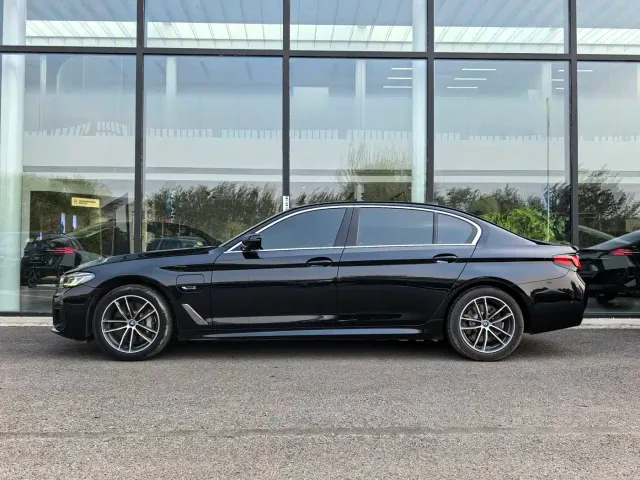 BMW 5 Series — Фото автомобиля 3