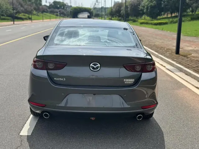 Mazda Axela — Фото автомобиля 8