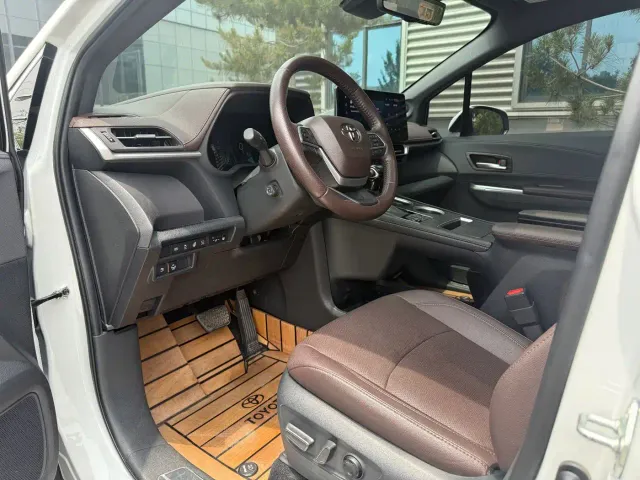 Toyota Sienna — Фото автомобиля 6