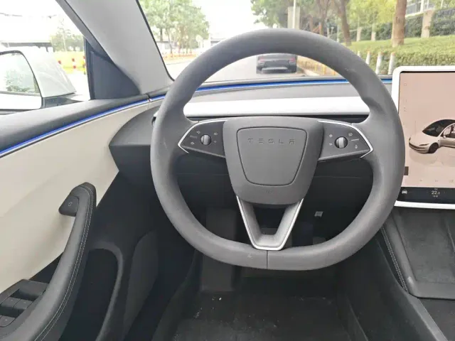 Tesla Model 3 — Фото автомобиля 13