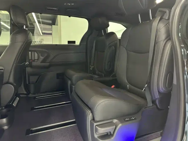 Toyota Sienna — Фото автомобиля 18
