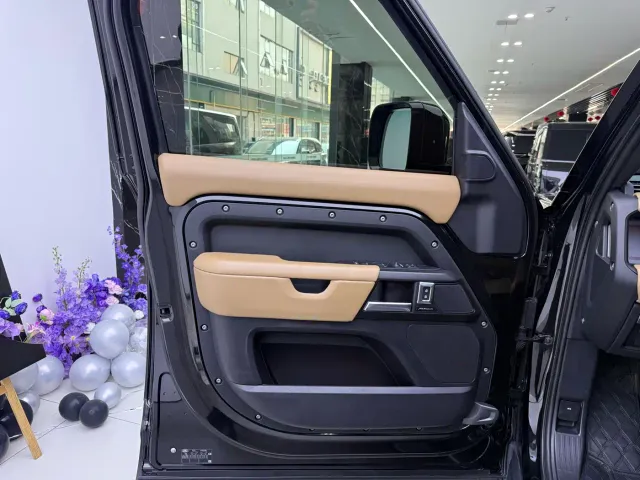 Land Rover Defender — Фото автомобиля 9