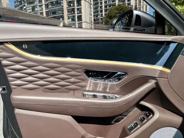 Bentley Flying Spur — Фото автомобиля 14