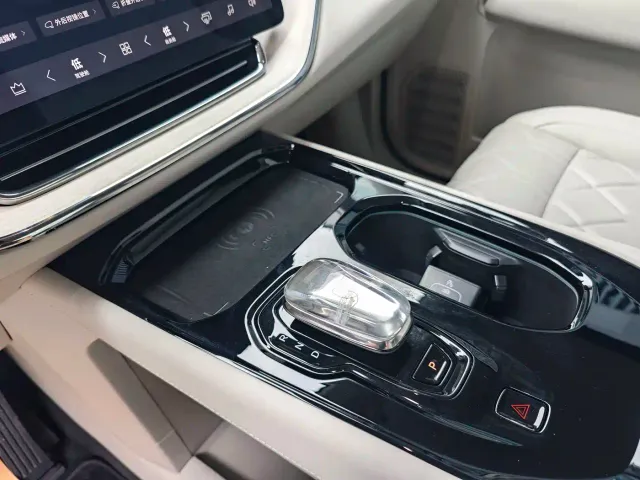 Volvo EM90 — Фото автомобиля 27