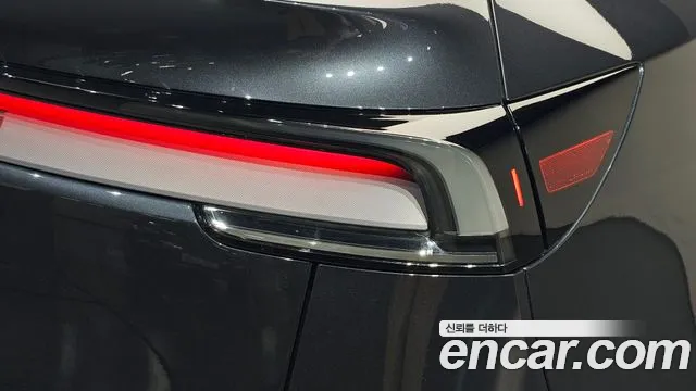 Tesla Model Y — Фото автомобиля 23
