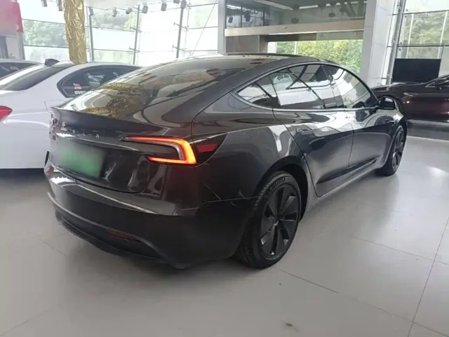 Tesla Model 3 — Фото автомобиля 6