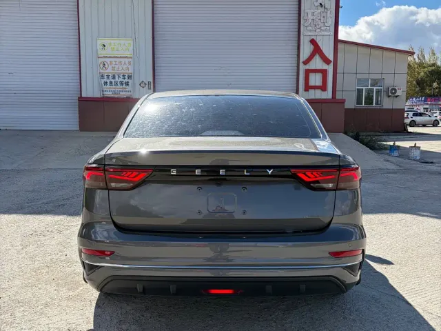 Geely Emgrand — Фото автомобиля 10