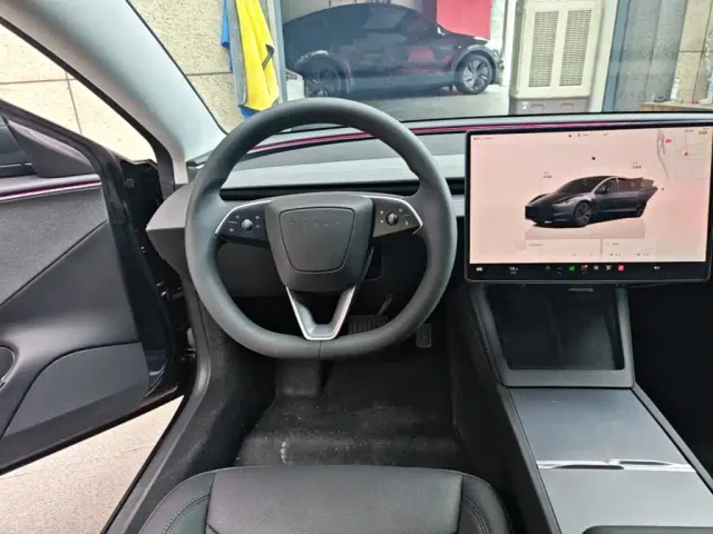Tesla Model 3 — Фото автомобиля 10