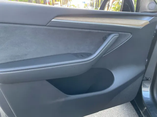 Tesla Model Y — Фото автомобиля 10