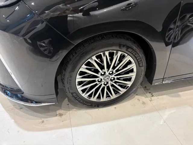 Lexus LM — Фото автомобиля 2