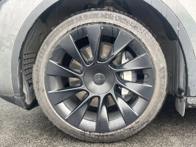 Tesla Model Y — Фото автомобиля 13