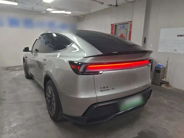Tesla Model Y L — Фото автомобиля 4
