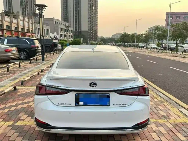 Lexus ES — Фото автомобиля 4