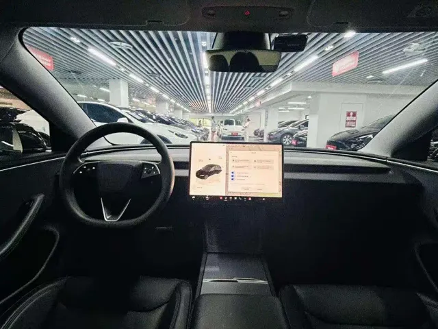 Tesla Model 3 — Фото автомобиля 7