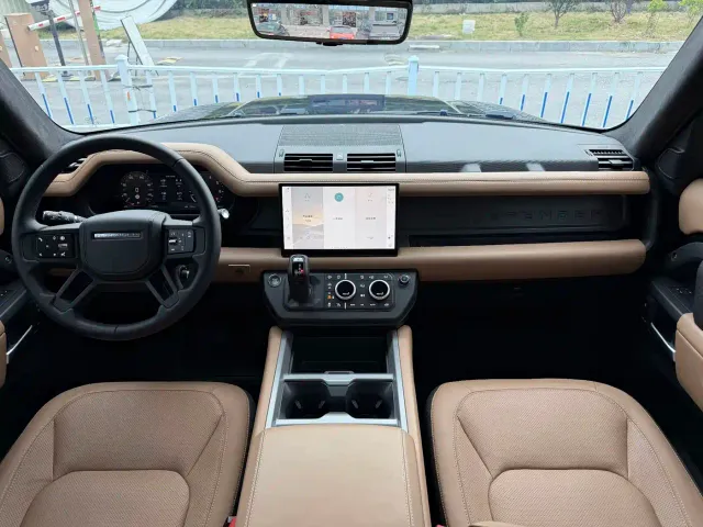 Land Rover Defender — Фото автомобиля 8