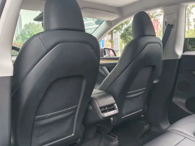 Tesla Model Y — Фото автомобиля 12
