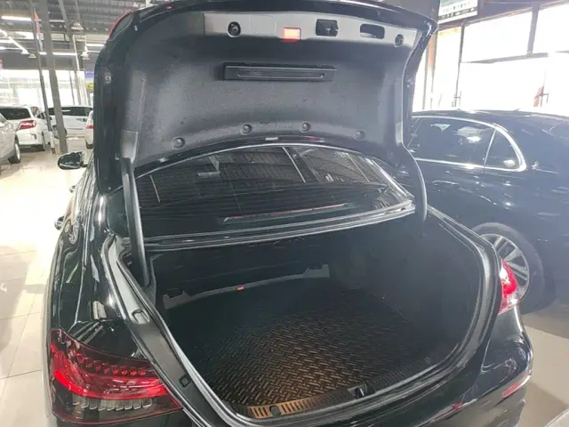 Mercedes-Benz E-Class — Фото автомобиля 18