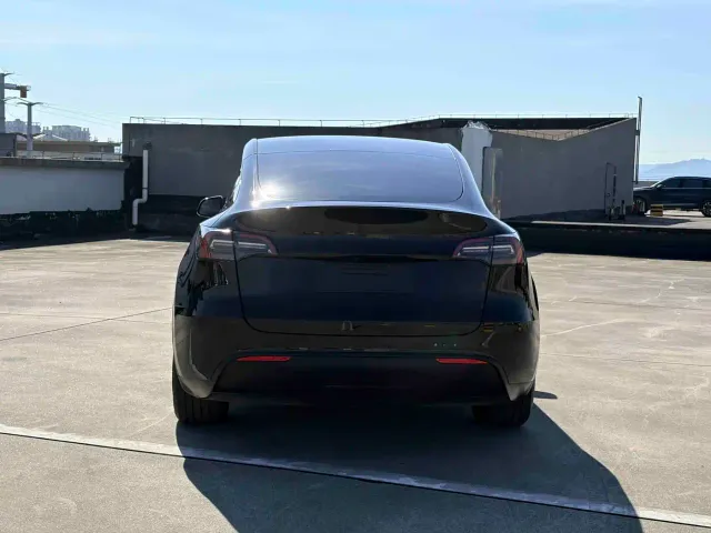 Tesla Model Y — Фото автомобиля 7