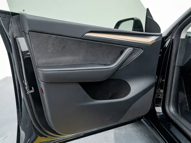 Tesla Model Y — Фото автомобиля 28