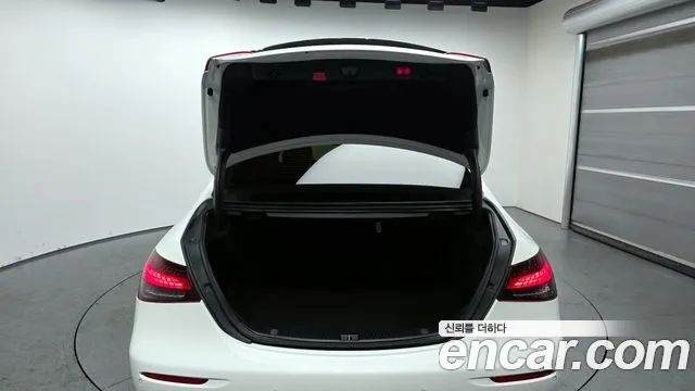 Mercedes-Benz E-Class — Фото автомобиля 20