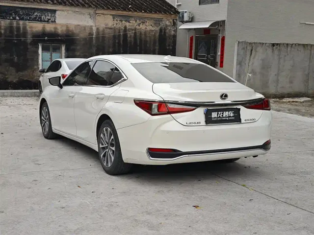 Lexus ES — Фото автомобиля 7