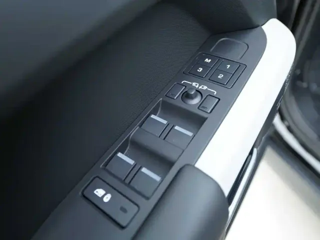 Land Rover Defender — Фото автомобиля 11