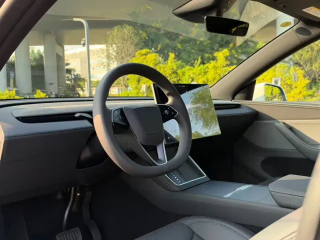 Tesla Model Y — Фото автомобиля 9