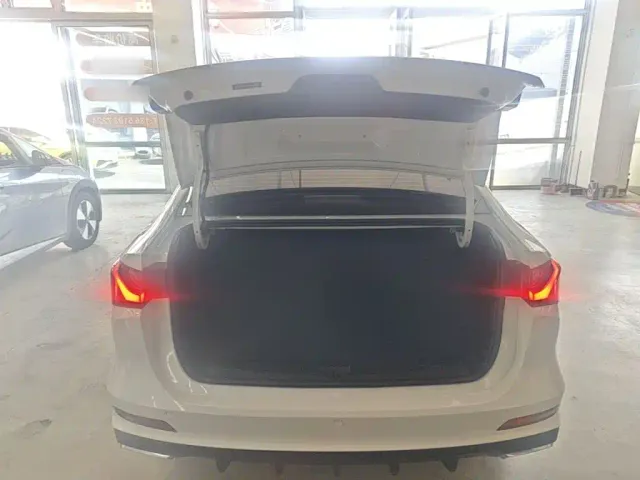 Roewe Roewe i5 2023 1.5L CVT Luxury Edition — Фото автомобиля 18