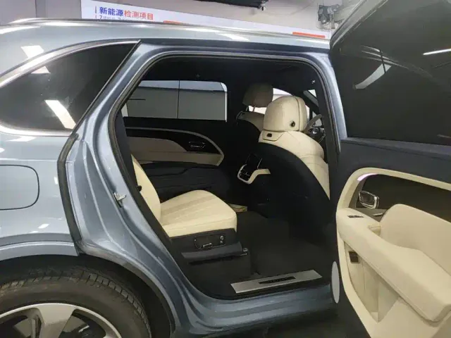 Bentley Bentayga — Фото автомобиля 12