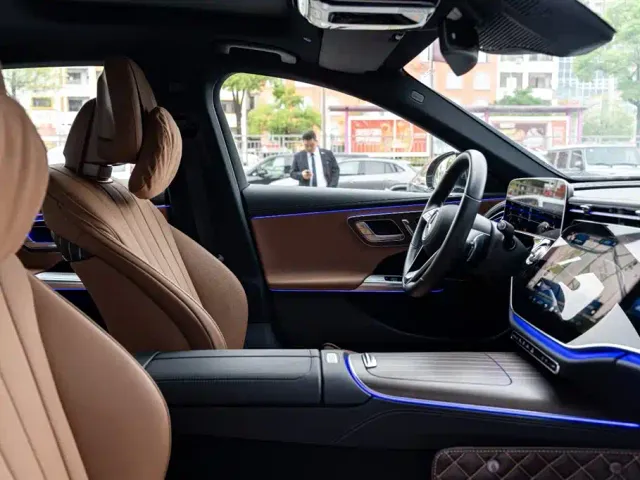 Mercedes-Benz E-Class — Фото автомобиля 12