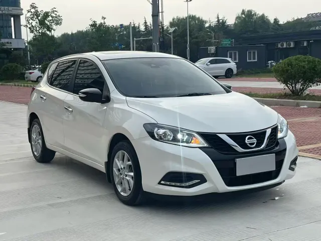 Nissan Tiida — Фото автомобиля 3