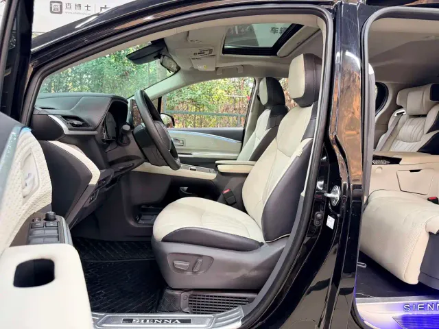 Toyota Sienna — Фото автомобиля 3