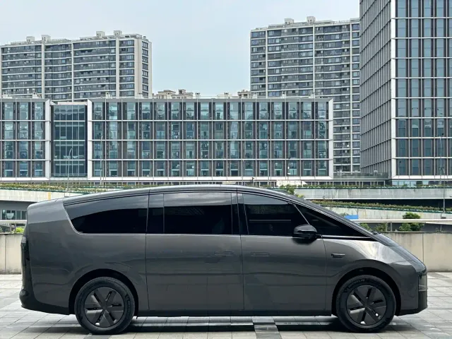 Li Auto MEGA — Фото автомобиля 8