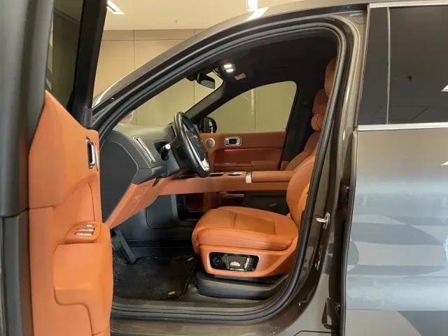 Li Auto L8 — Фото автомобиля 24