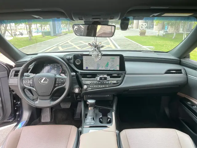 Lexus ES — Фото автомобиля 8