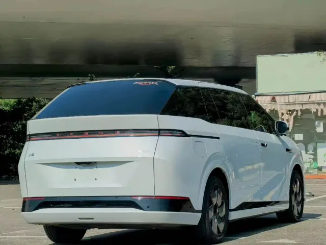 Xpeng X9 — Фото автомобиля 4