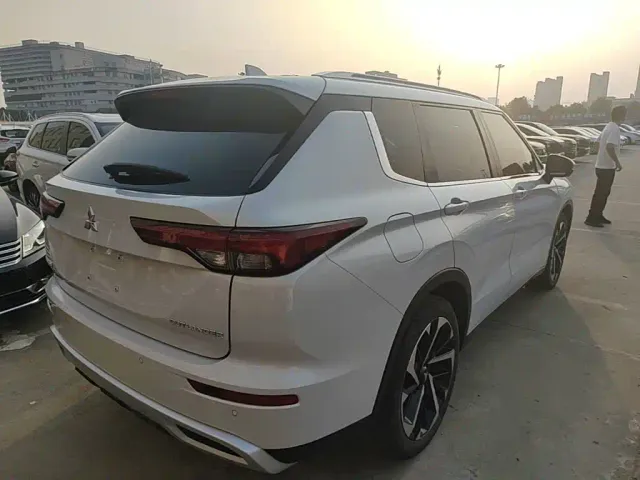 Mitsubishi Outlander — Фото автомобиля 6